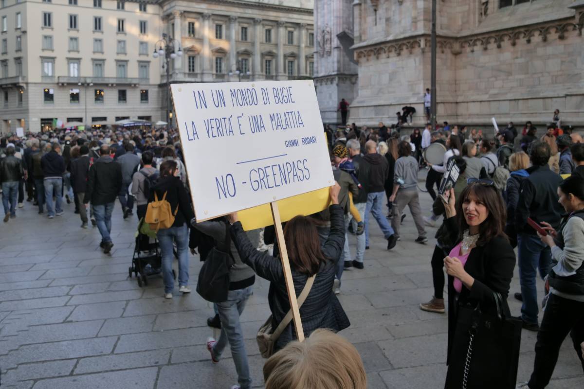 Il corteo dei No Pass fa impazzire il traffico e pure i commercianti