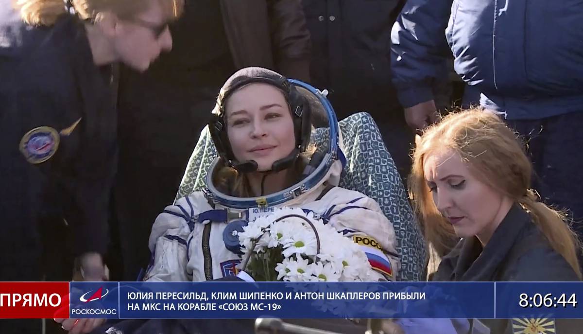 Rientra la navicella russa Soyuz, girato il primo film nello spazio