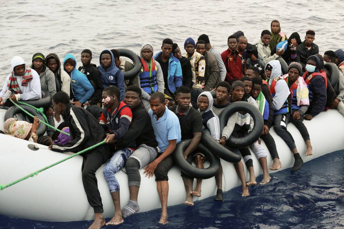 Altri 440 migranti premono sull'Italia: verso un nuovo sbarco