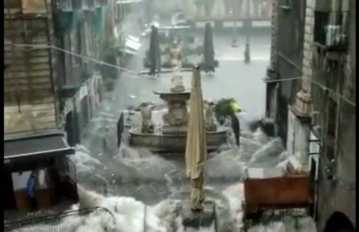 Morto travolto dall'acqua per strada: caos a Catania