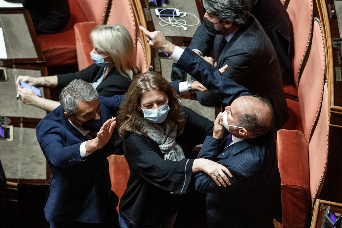 "Senatore, lei è un maleducato": furia della Casellati contro il grillino