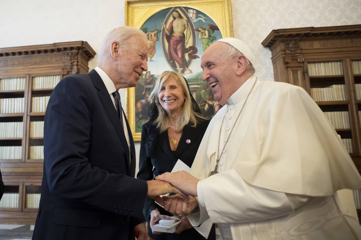 Biden dal Papa glissa sull'aborto "Continuo a fare la comunione"