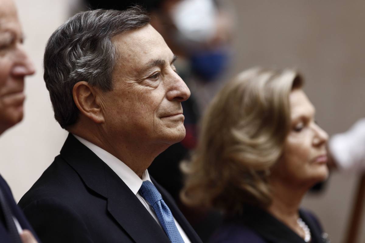 Draghi dribbla il cocktail di indiscrezioni. E sul suo futuro al Colle "tira a Campari"