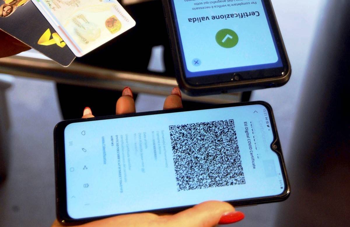 Vendeva online Green pass falsi: denunciato uno studente