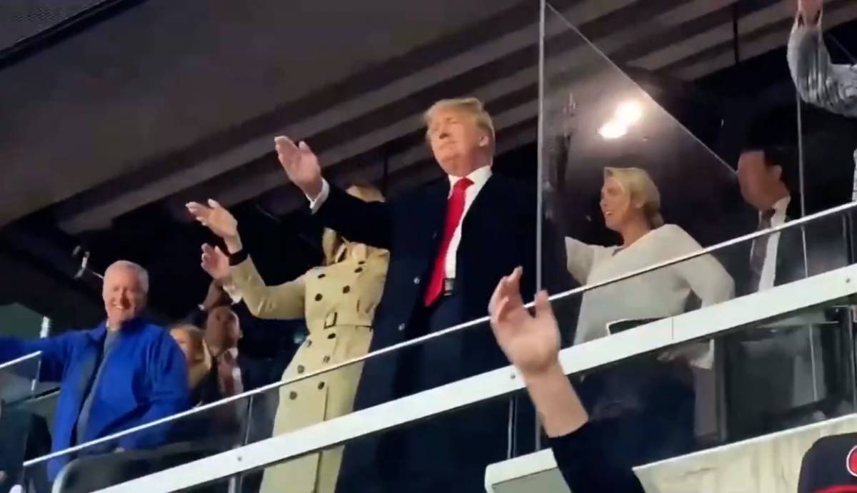 Trump allo stadio fa il "gesto del tomahawk". Critiche dai nativi americani