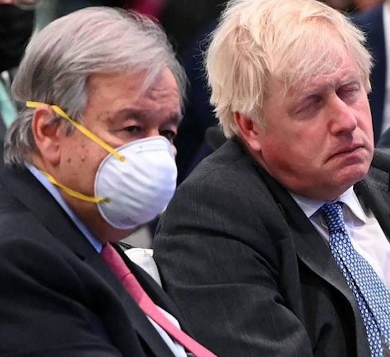 "Dormiva in platea senza mascherina": bufera su Boris Johnson