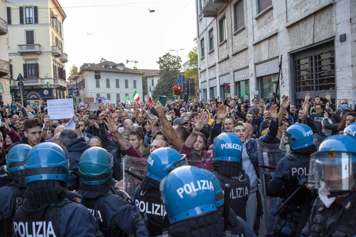 "Stop ai cortei No vax" pure da Sala e Fontana. Firme anche da Trieste