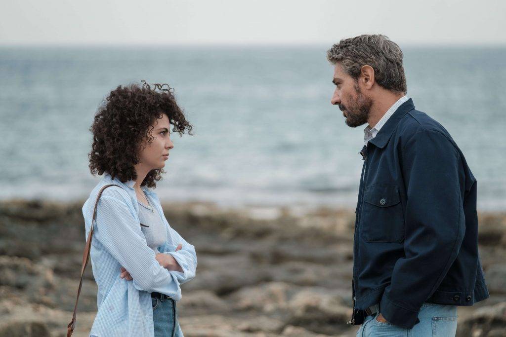 la storia di una famiglia perbene arriva su canale 5 ilgiornale it