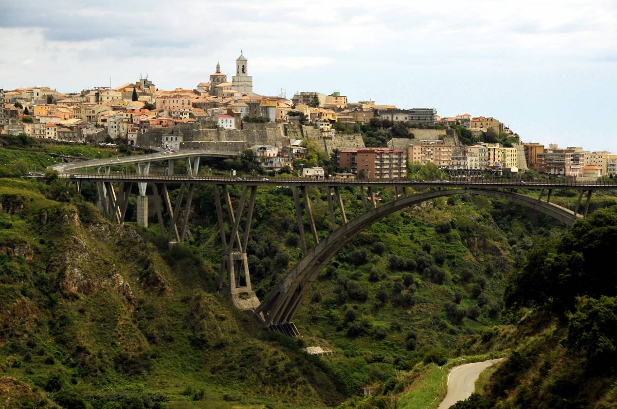 Il Morandi di Catanzaro e gli sciacalli del ponte: "Usate materiali di m..."