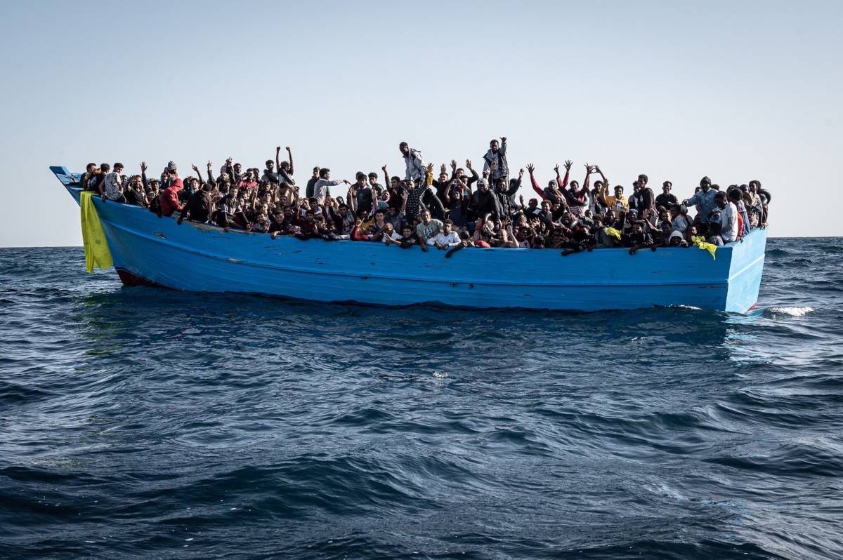 Un "esercito" di 800 migranti punta l'Italia. E Lampedusa è al collasso