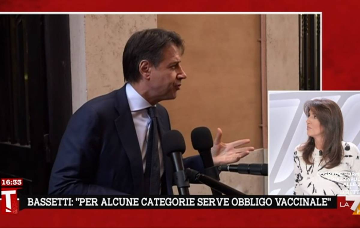 "Un gesto di sfida". Conte e quel sorriso che lo tradisce