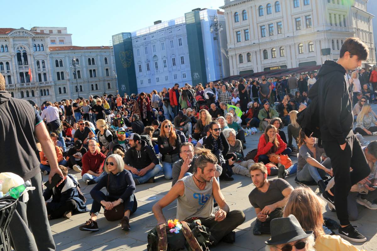 A Trieste assaltato il salotto buono: la polizia respinge i No Pass. 8.000 in piazza