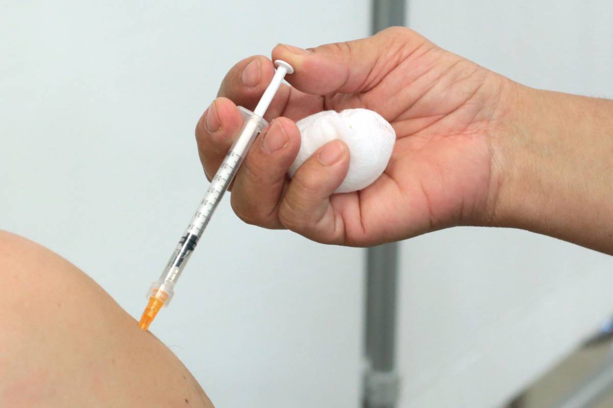 Ora accusano pure i vaccinati per l'aumento dei contagi