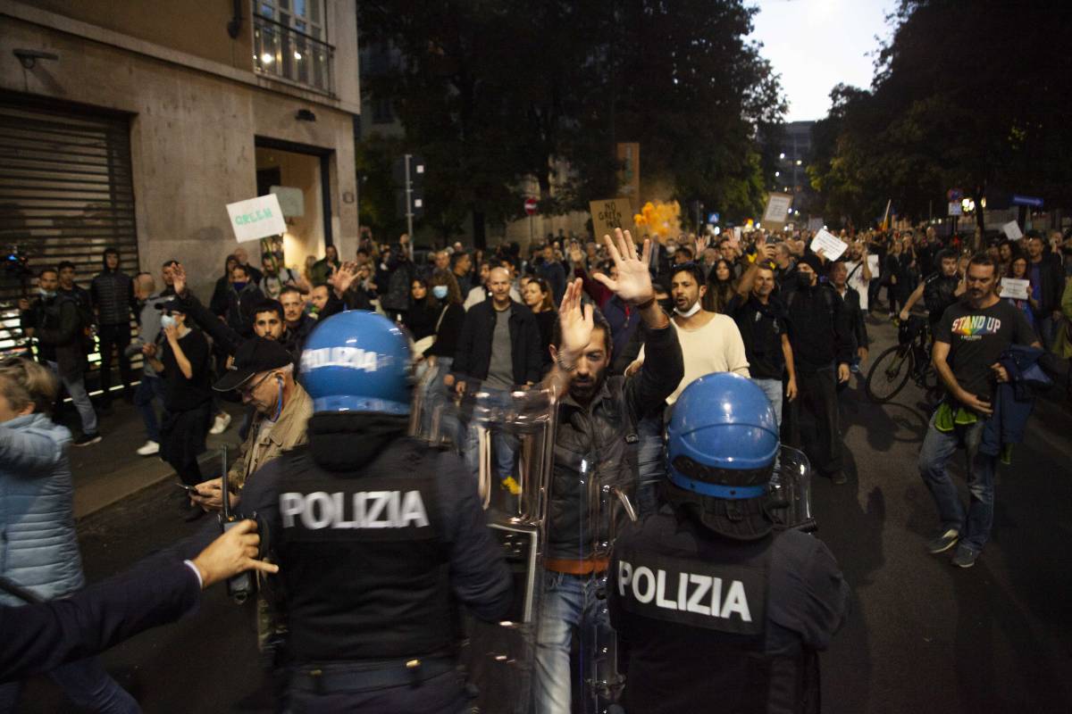 Stretta della questura per i No pass. "Cortei, ma niente deroghe al percorso"