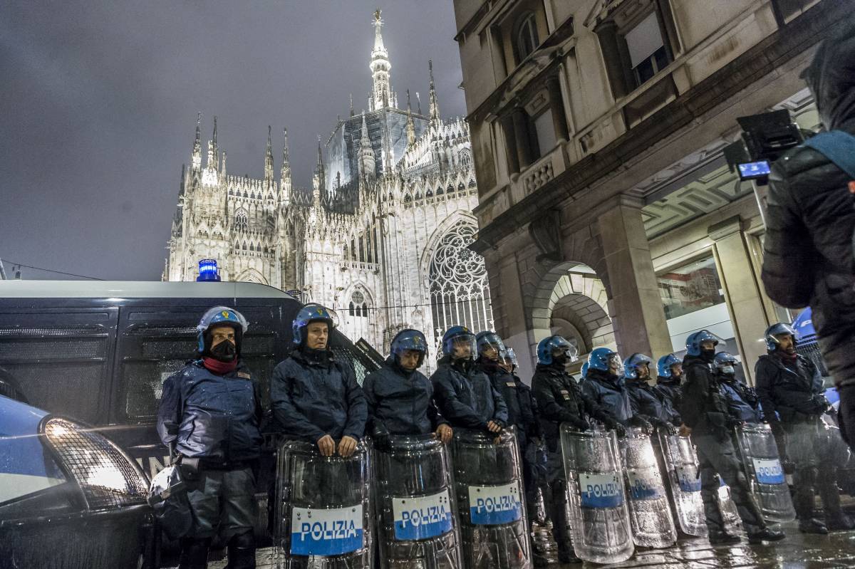 I no pass forzano i blocchi: in corteo fin sotto al Duomo di Milano