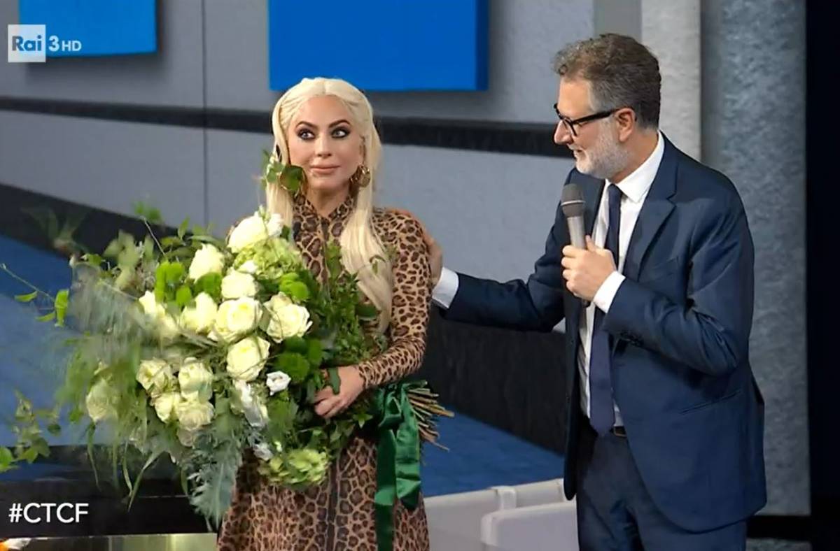 Prende i fiori e poi li butta: lo schiaffo di Lady Gaga a Fazio