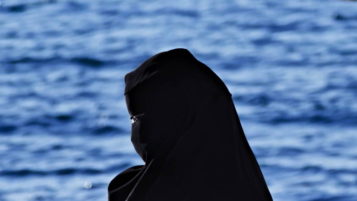 Obbligata a indossare il burqa. Un magistrato archivia, ma il caso si riapre