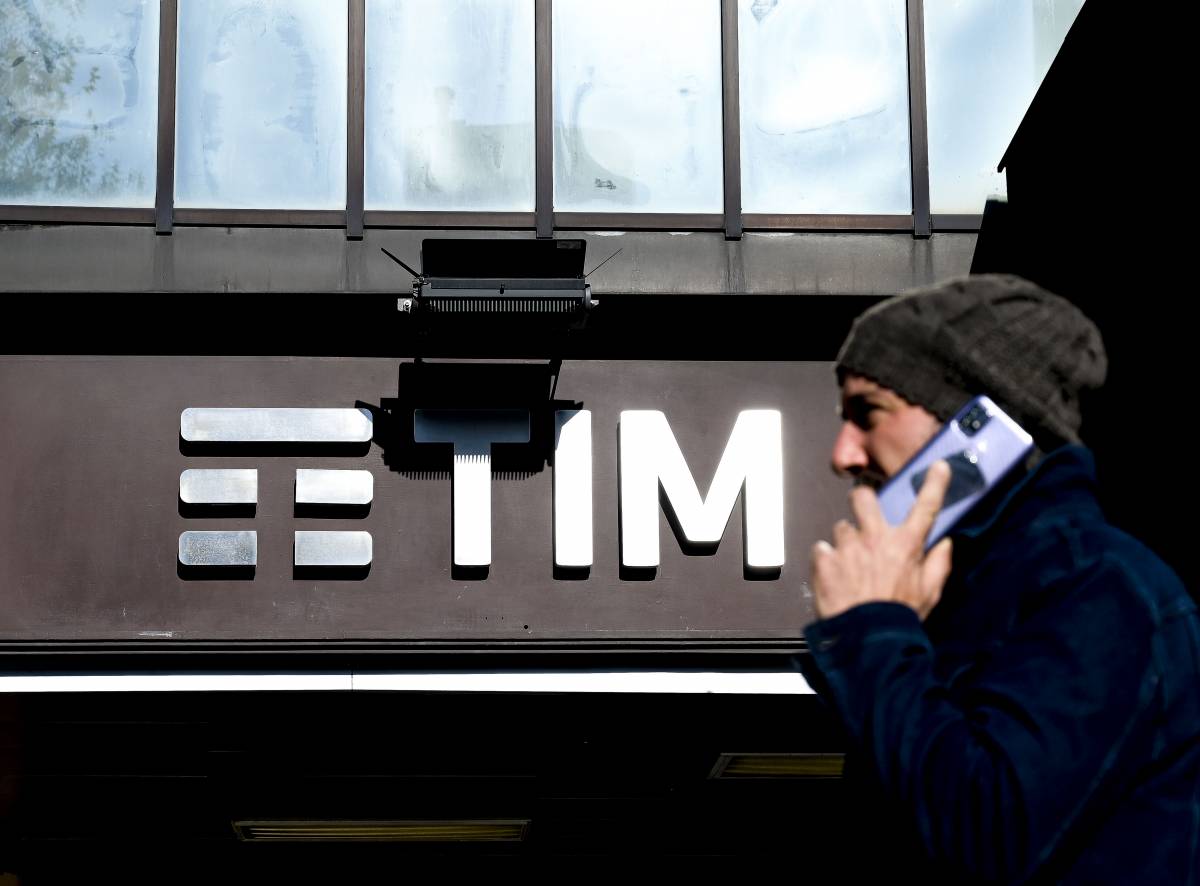 Tim, via libera alla cessione della rete al fondo americano Kkr. Vivendi: "Illegittimo"