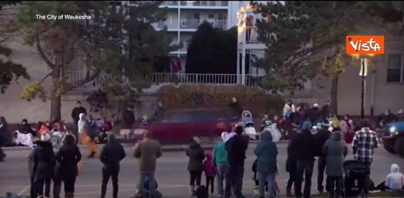 Wisconsin, auto piomba sulla folla: 5 morti e oltre 40 feriti