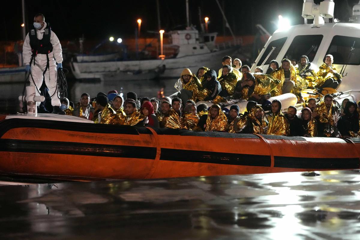 Quel boom di baby migranti: "In Italia spinti dai social" 