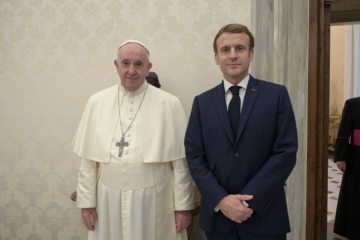 Schiaffo di Macron al Papa: la legge sul fine vita arriva dopo la sua visita 