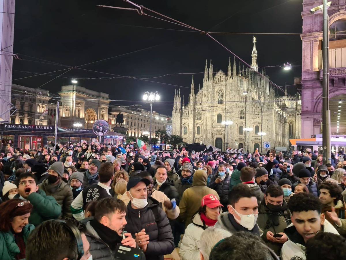 I No green pass si mischiano ai turisti: cosa è successo in Duomo a Milano