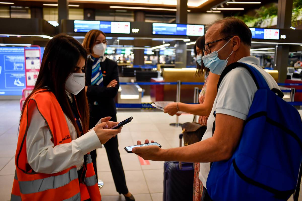 Lamorgese cade sul Pass. "Difficile fare i controlli". Impennata di prime dosi