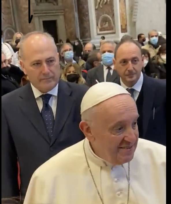 Ora il Papa porta con sé due infermieri. Ecco il perché