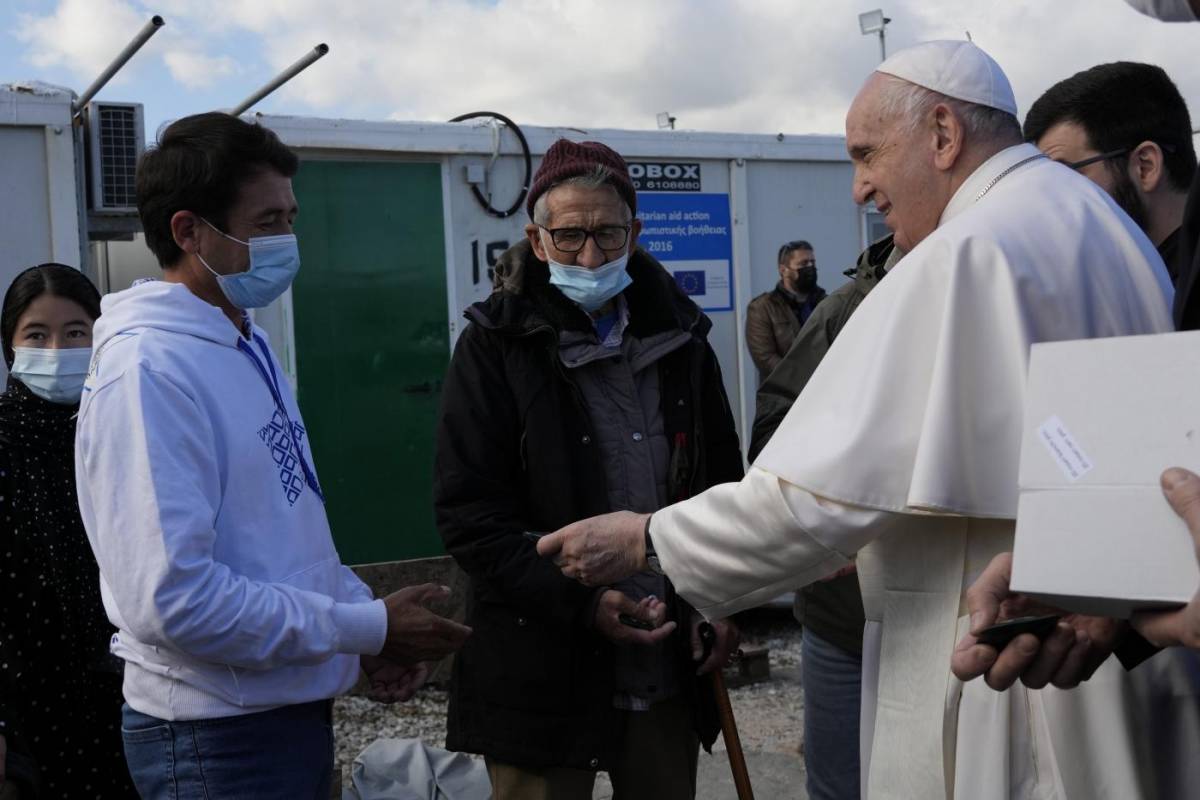 Il Papa a Lesbo tra i migranti: "Stop a naufragio di civiltà"