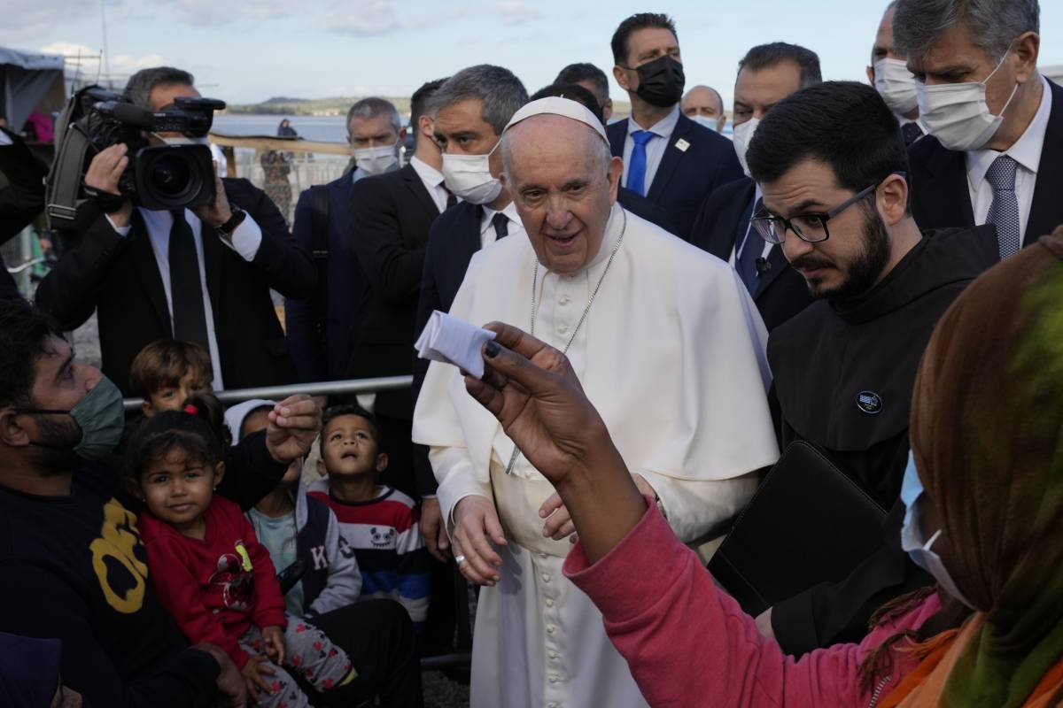 Il Papa tra i migranti di Lesbo. "Stop al naufragio della civiltà"