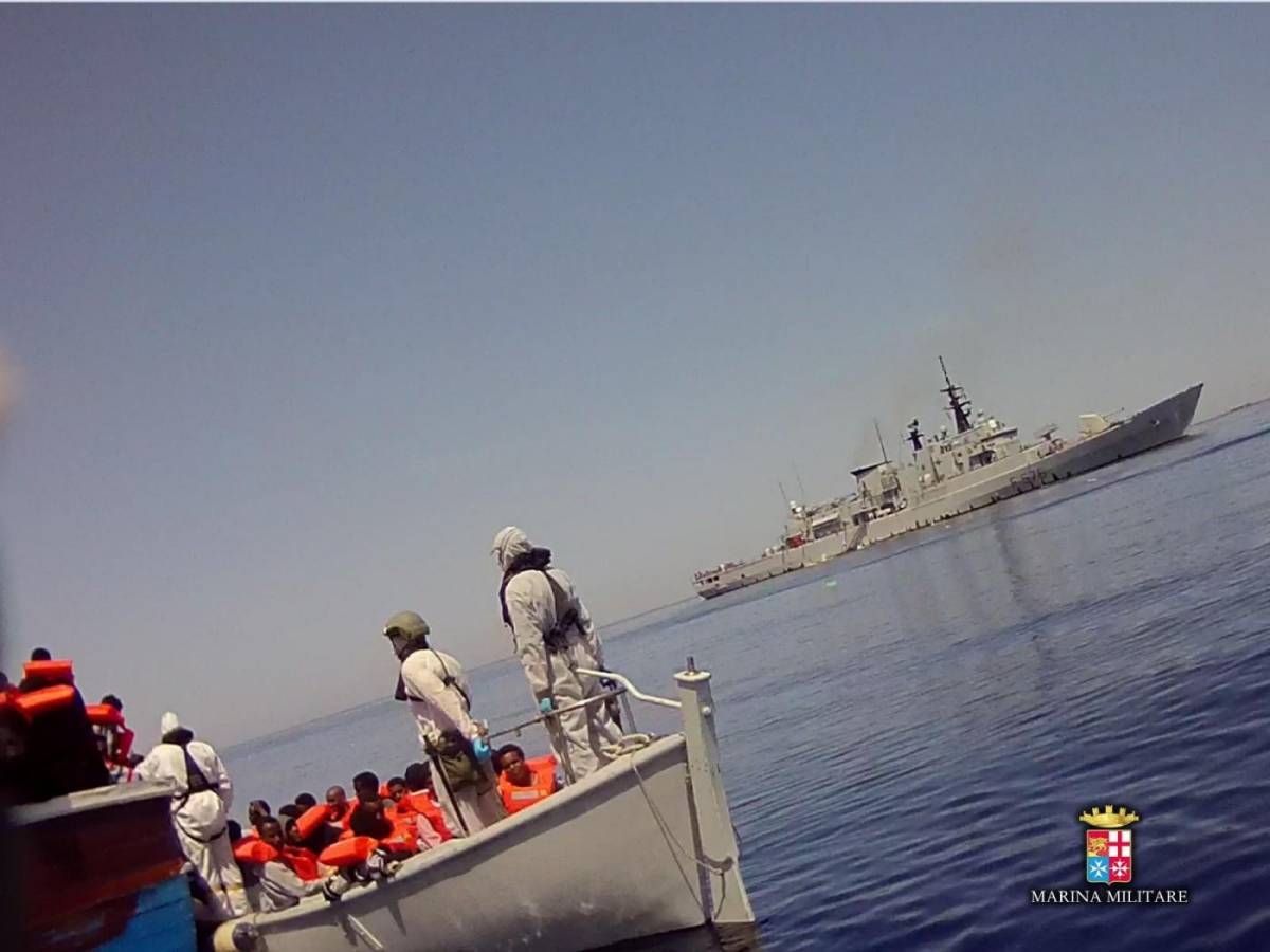 Missione della nave italiana: in Libia per fermare i trafficanti