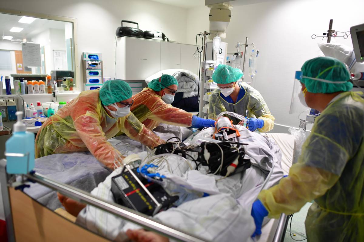 Trentino, no-vax rifiuta di essere intubato e muore in ospedale