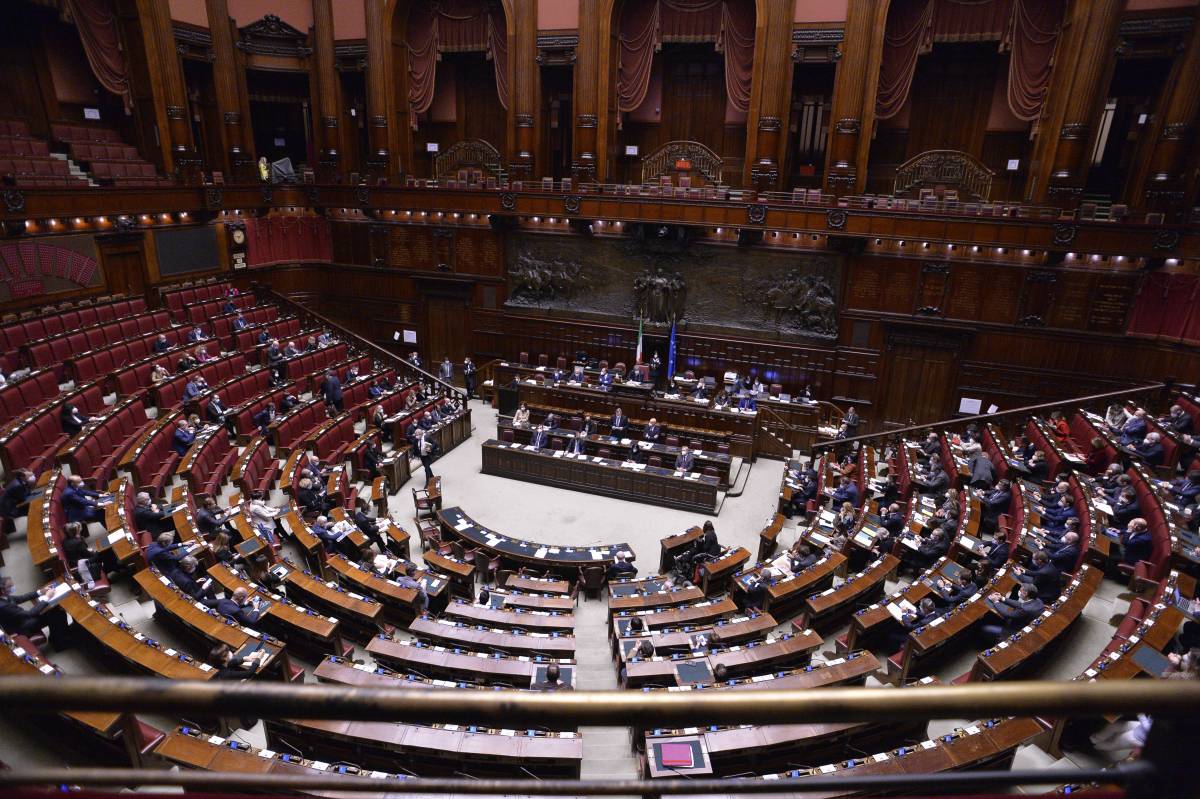 Malore per un deputato di FdI alla Camera: seduta sospesa