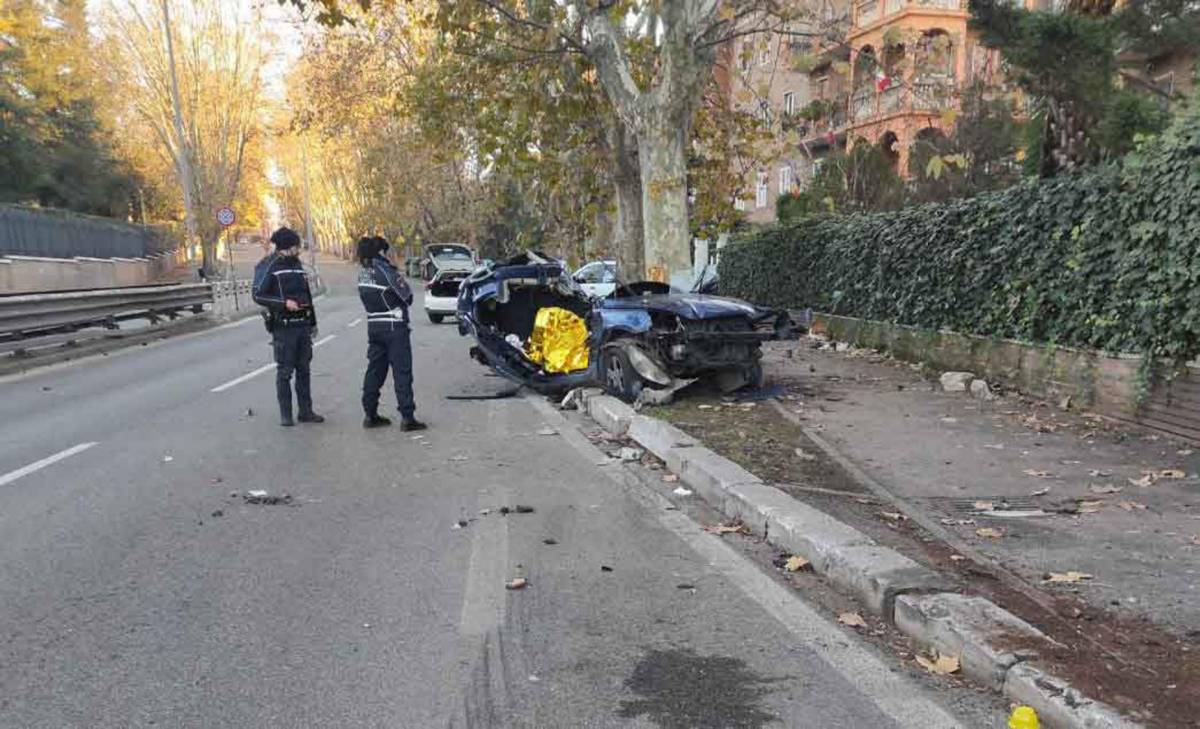 Auto contro un albero, morte due sorelle