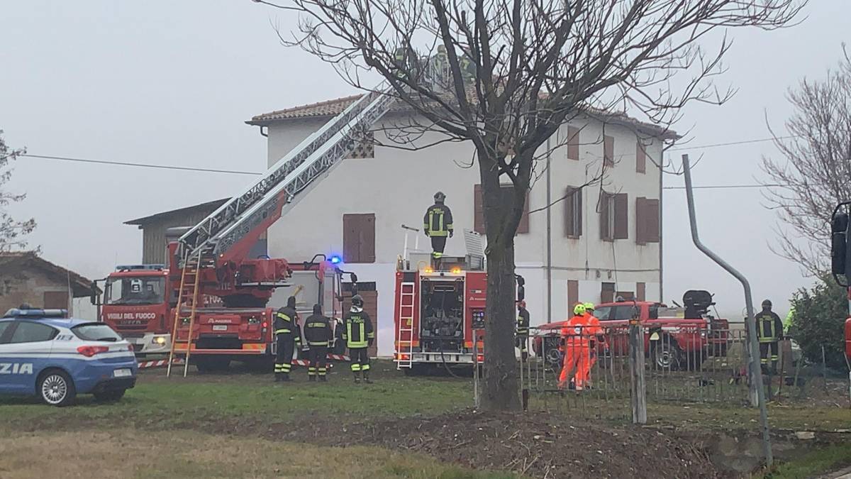 Ultraleggero si schianta contro una casa: morto il pilota