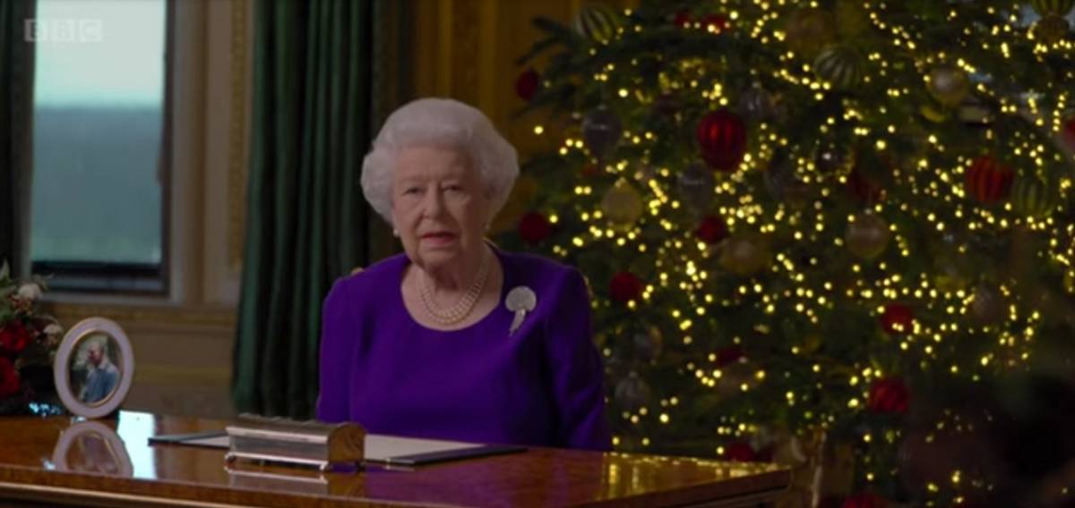 Cravatta nera, regali inutili e obbligo di ingrassare: il solitario Natale della Regina