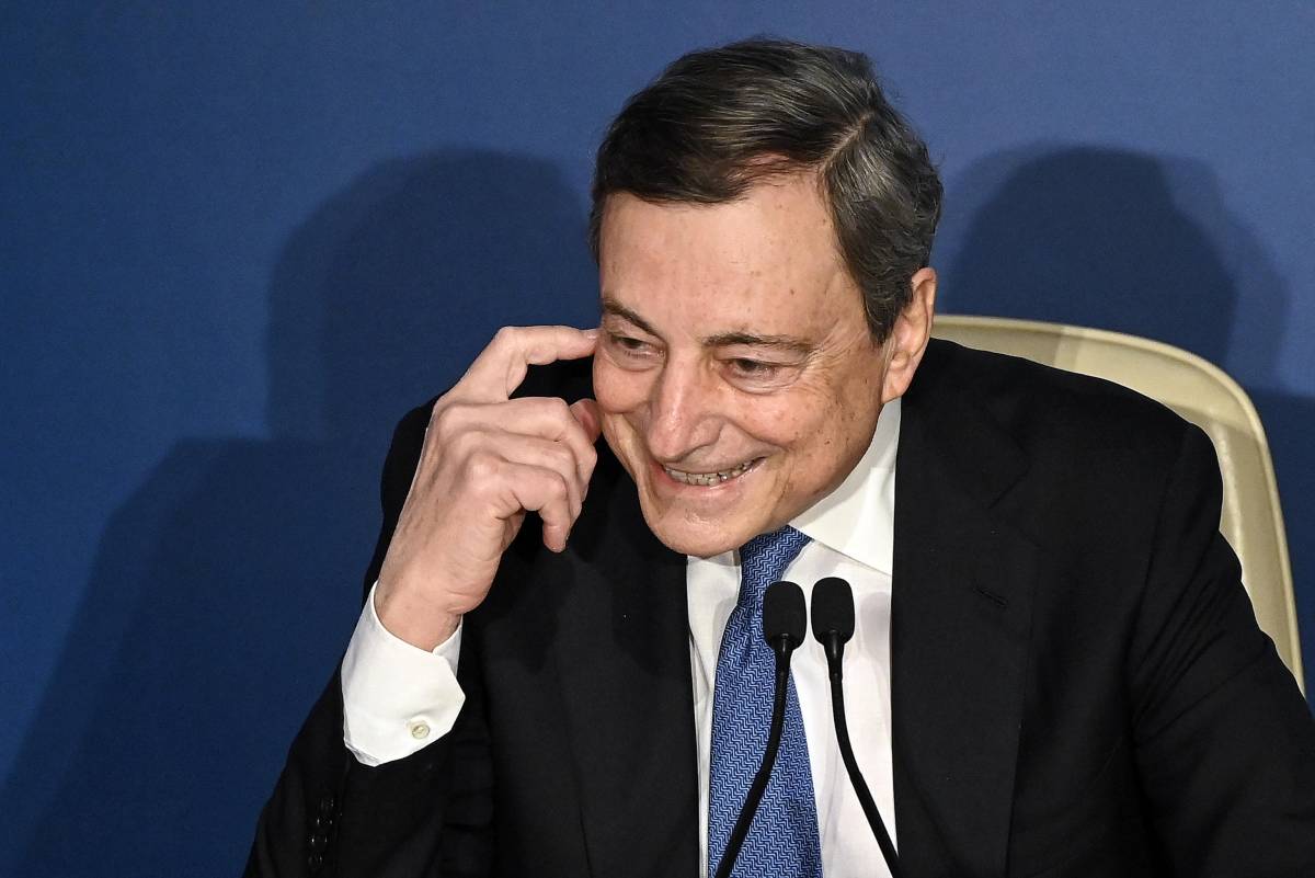 Trame silenziose per traslocare Draghi al Quirinale. Ma i veti nei partiti lo lasciano al palo