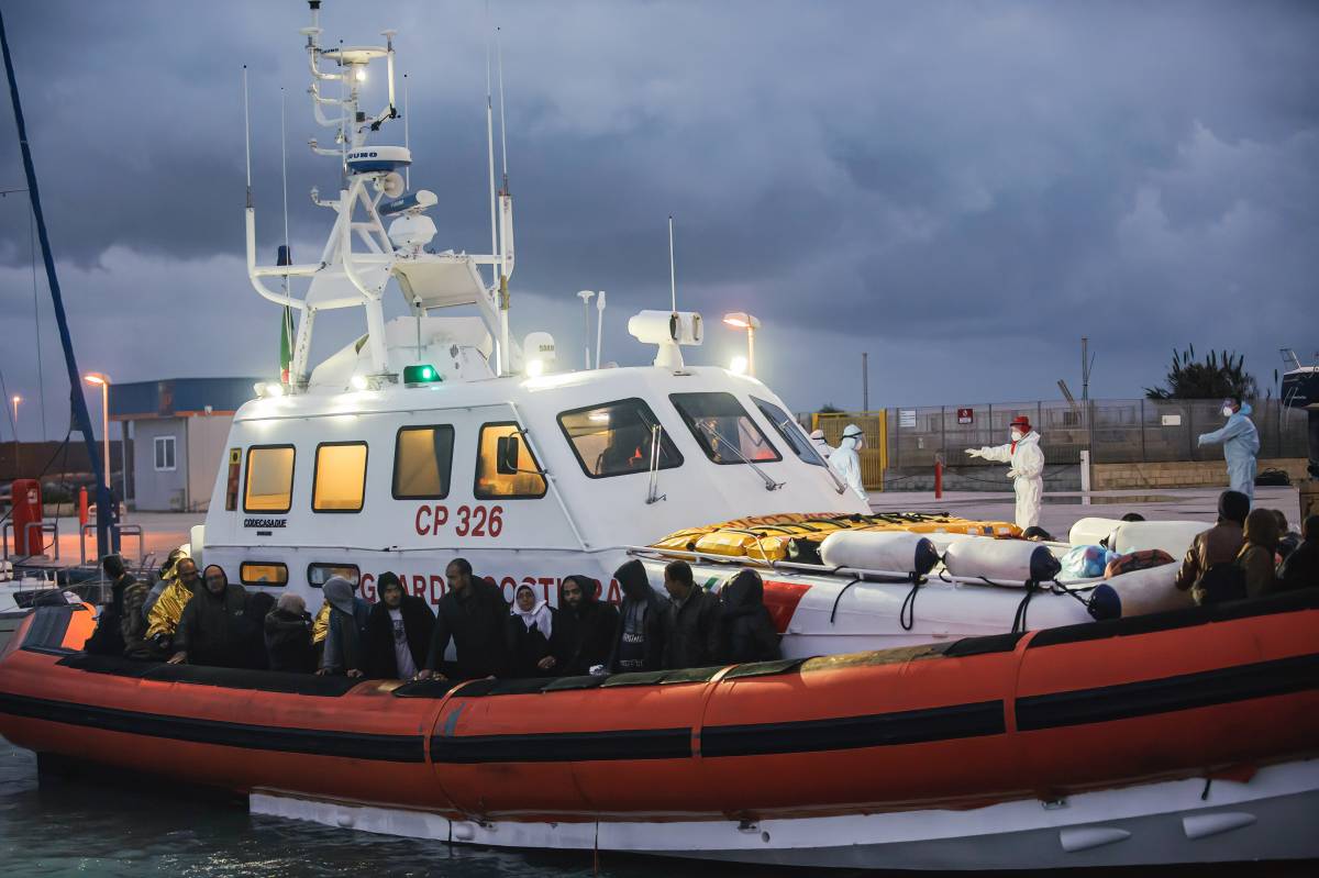 Lampedusa di nuovo al collasso. Ma le Ong vogliono scaricare altri 700 migranti