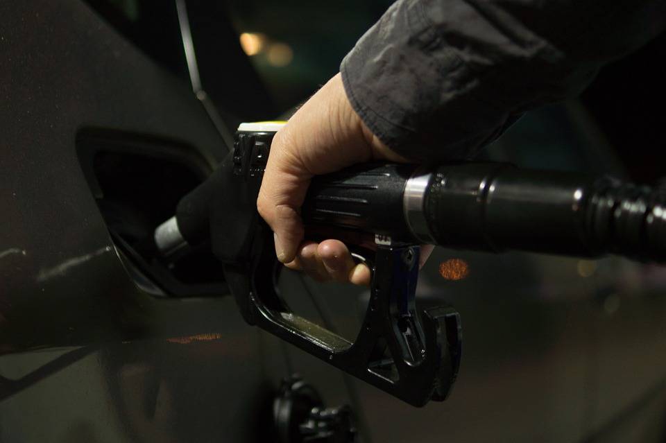 La batosta sulla benzina: quanto costa il pieno
