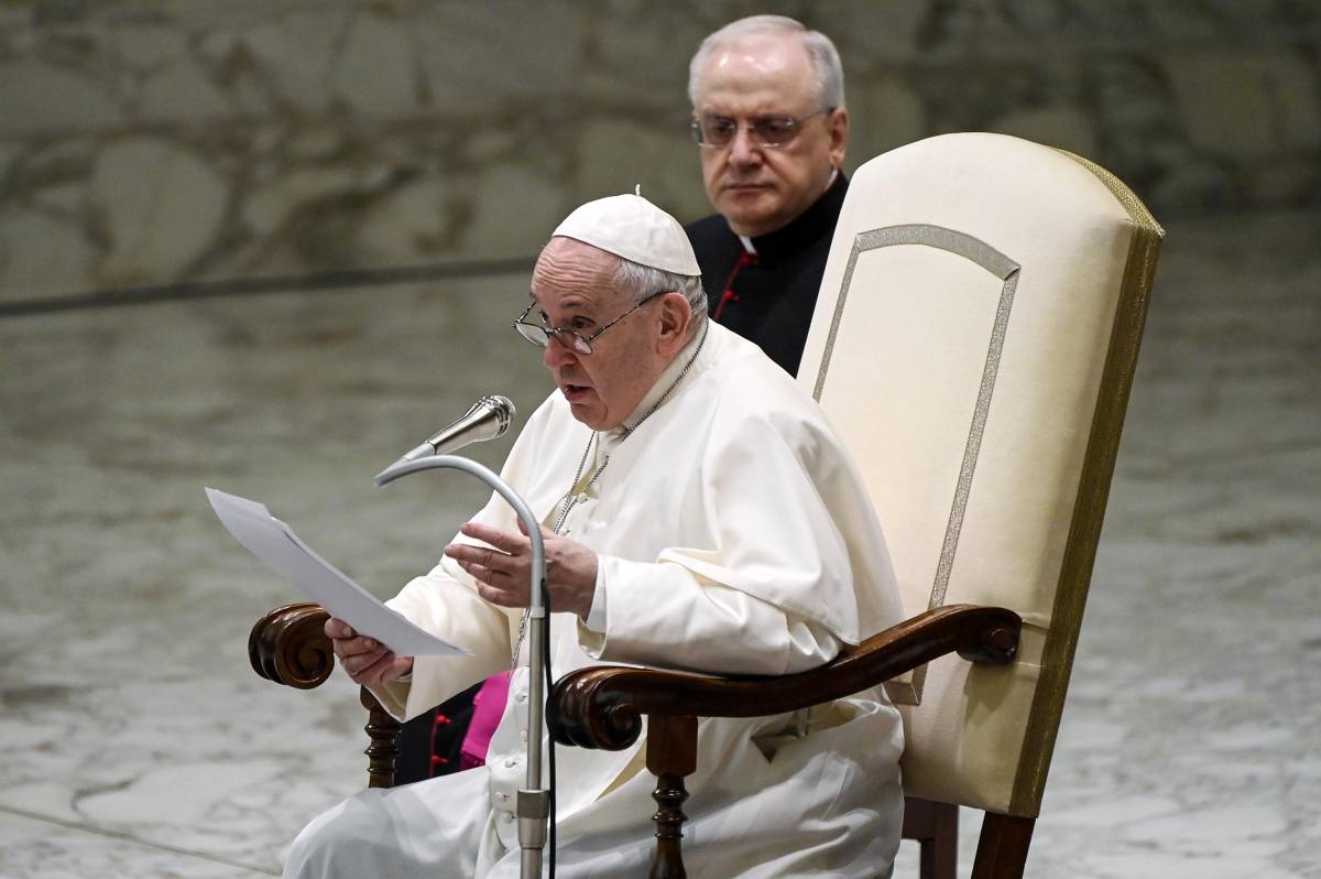 Il Papa sta con le vittime. In silenzio su Ratzinger