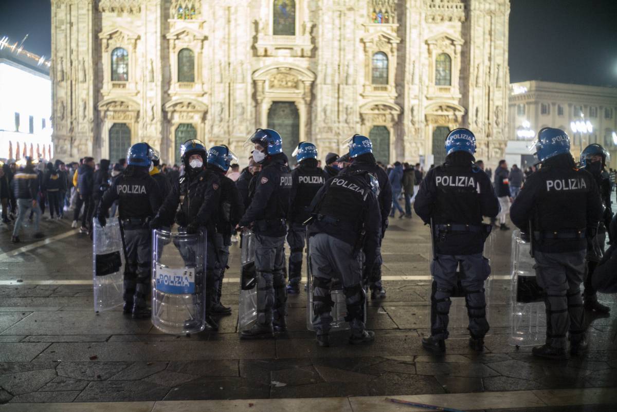 "Accerchiata e molestata da 30 stranieri". L'orrore a due passi dal Duomo