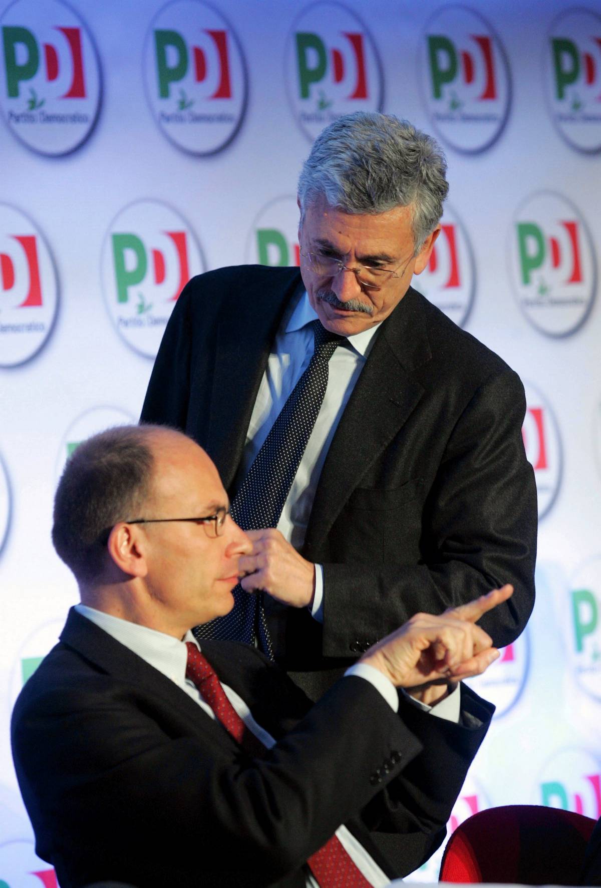 Pd, torna D'Alema e paragona Renzi a una "malattia". Bomba sui dem per il Quirinale