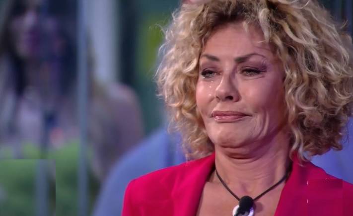 Il dramma di Eva Grimaldi: "Per un anno sono andata in giro con un solo seno"