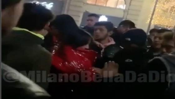 Molestata davanti al Duomo: caccia al branco di 30 stranieri