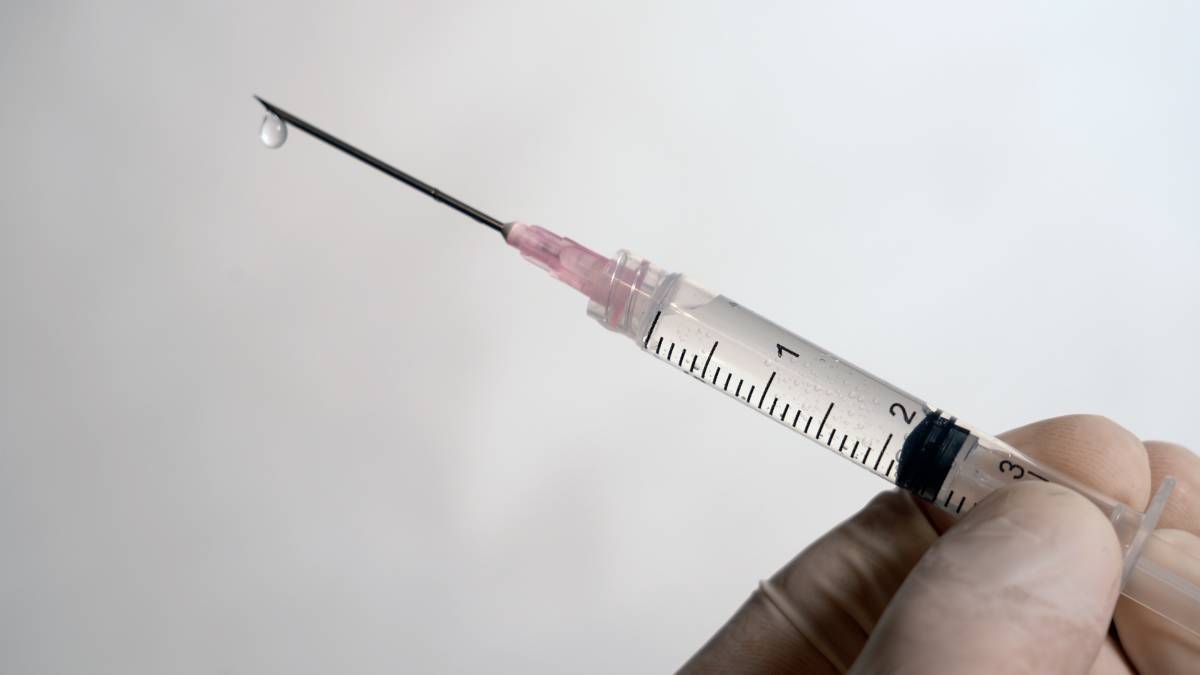 Omicron dominante all'81% "Vicino il picco dei contagi" E si studia il vaccino "ibrido"