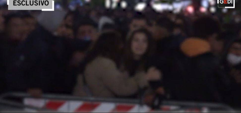 Capodanno violento in Duomo, altre due ragazze in lacrime dopo gli abusi: i video choc