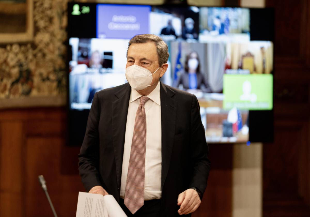 Draghi pressato rompe il silenzio. Presenta e difende il "suo" decreto cinque giorni dopo