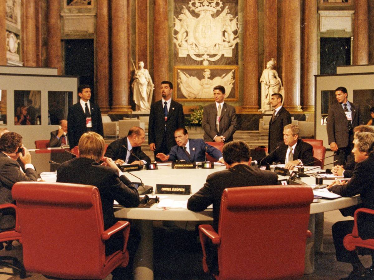 L'allora premier Silvio Berlusconi tra Jacques Chirac e George W. Bush durante un vertice