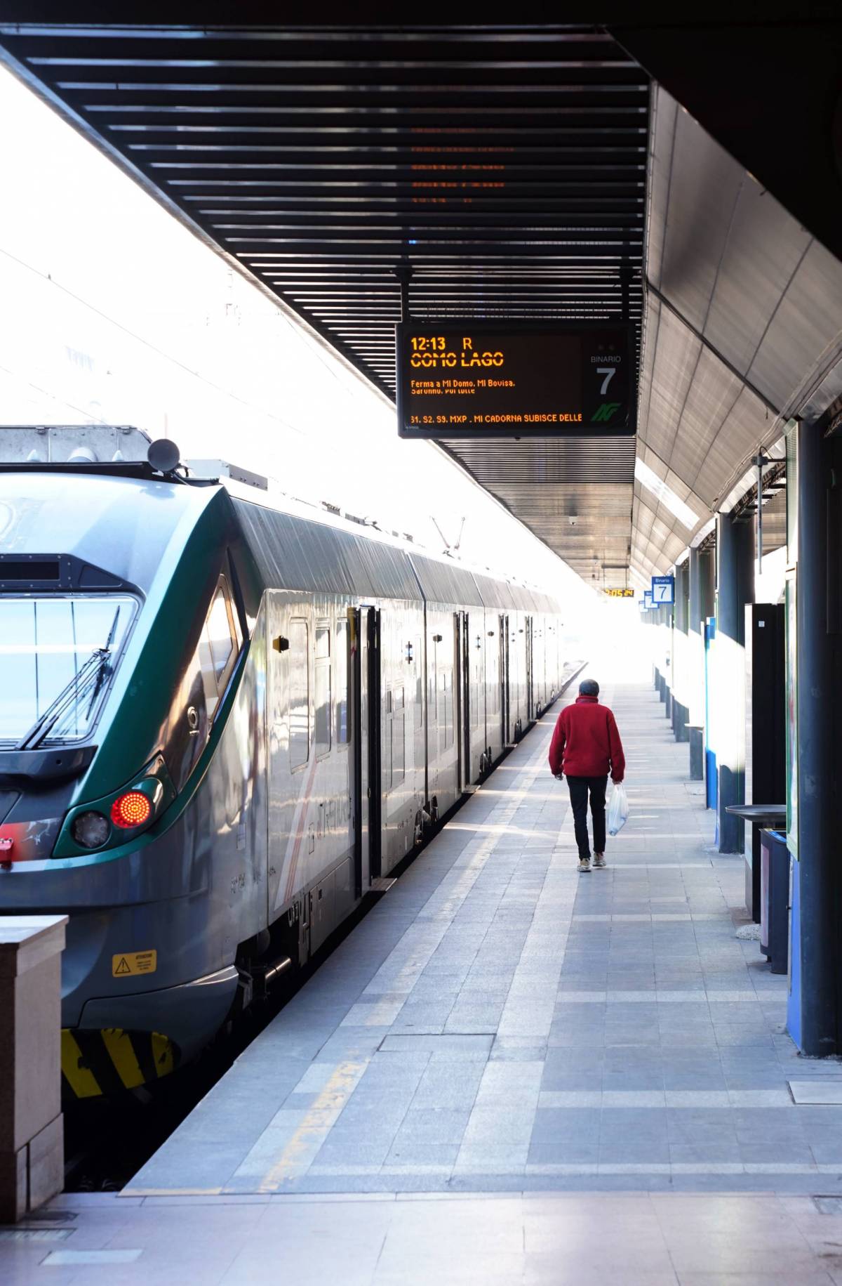 Treno travolge un segnale in stazione a Milano: cos'è successo