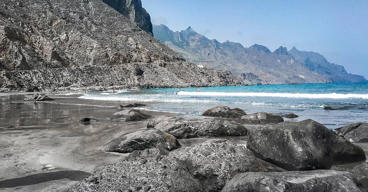 Travolta da un'onda anomala, chi è la turista italiana morta a Tenerife